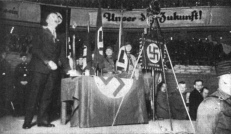 Hitler im Sportpalast vor Mikrofon
